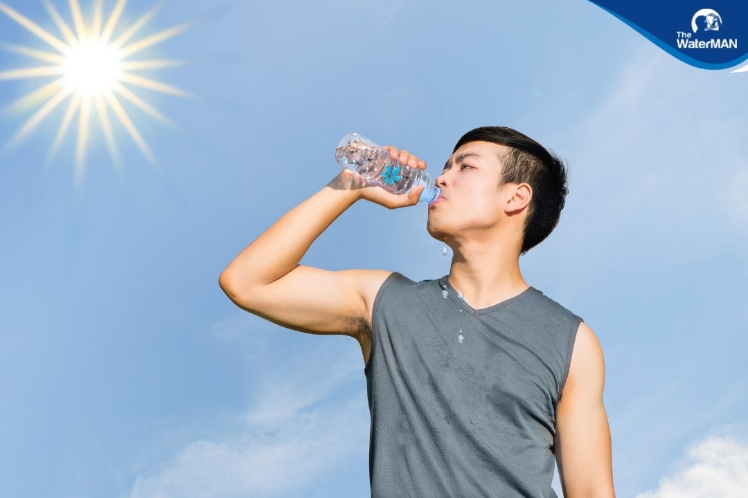 Lợi bất cập hại từ thói quen uống nước đá khi vừa đi nắng về