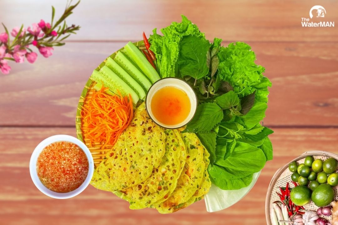 Bánh xèo miền Bắc thường ăn kèm với rau chua ngọt, được muối chua trướcđó 1-2 ngày