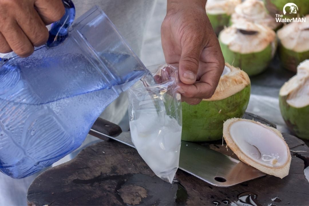 Nước dừa ngon nhất khi uống liền,không nên uống nước dừa để qua đêm
