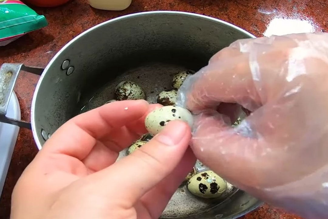 Bóc vỏ trứng cút