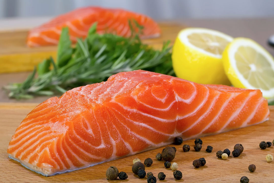 Cá hồi giàu omega 3, lượng chất béo thấp