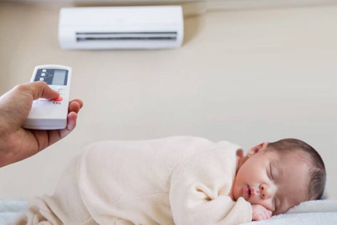 Bố mẹ phải biết cách cân bằng nhiệt độ phòng và bên ngoài, tránh bật điều hòa nhiệtđộ quá thấp