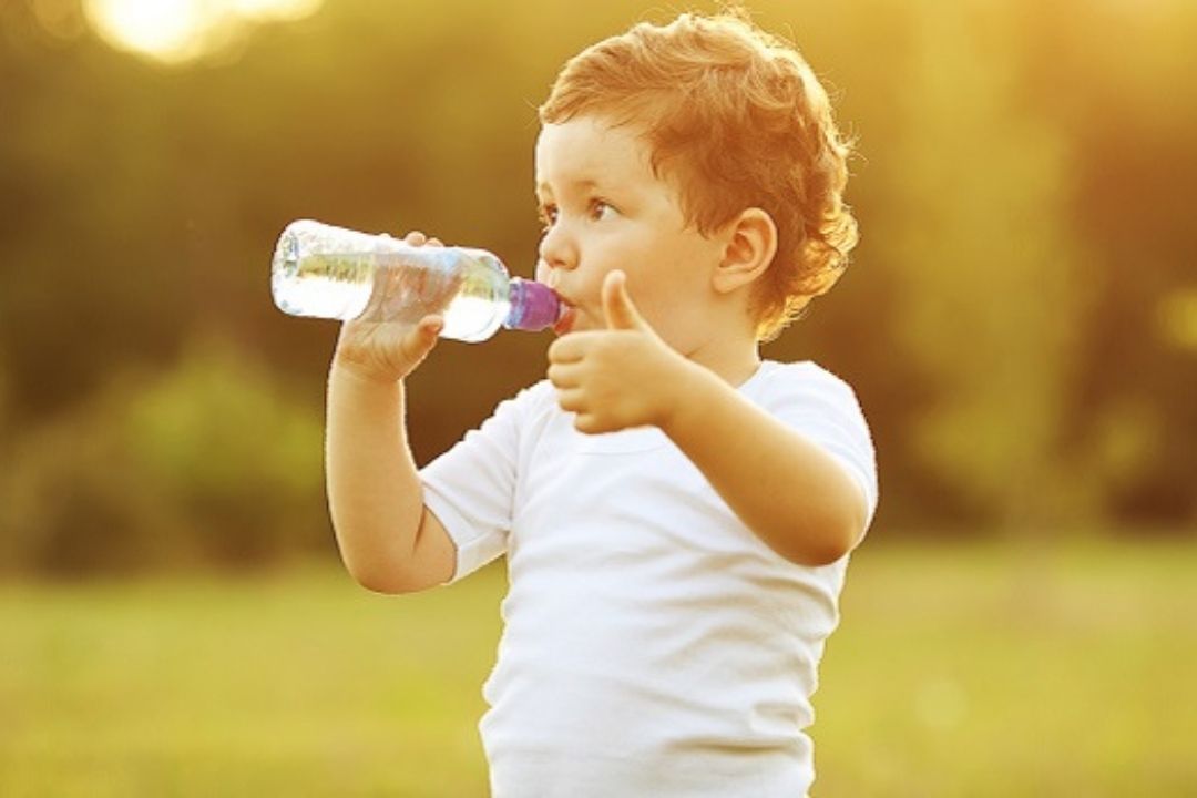 Bố mẹ phải thường xuyên nhắc bé uống nước khi đi chơi