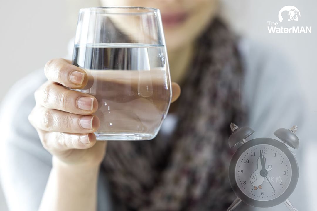 Bạn có thể dùng điện thoại, đồng hồ để nhắc nhở lịch uống nước