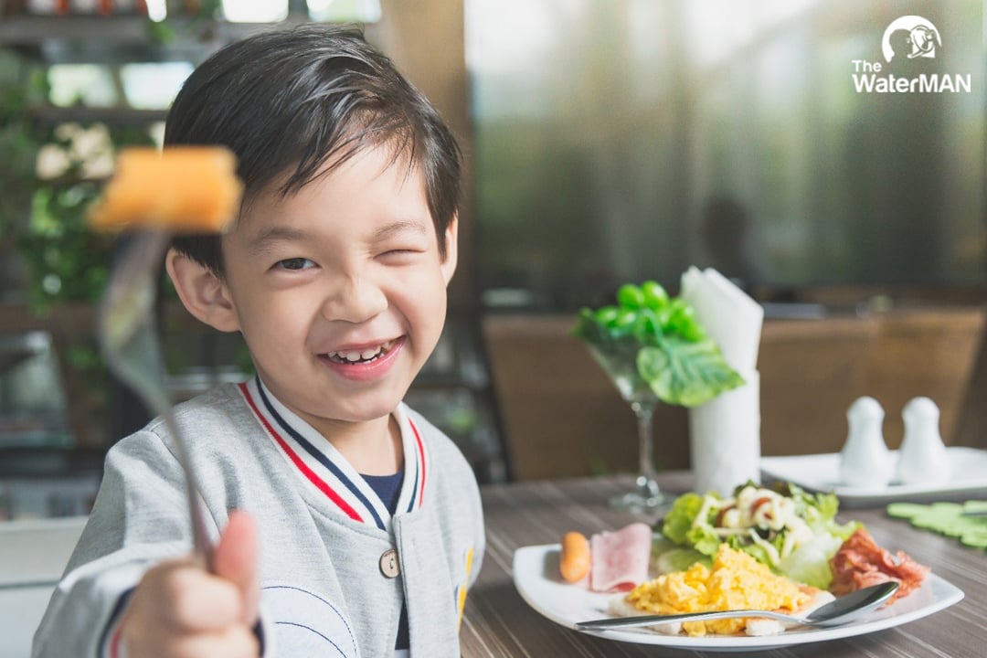 Bố mẹ nên cân đối dinh dưỡng để đảm bảo việc bé đủ năng lượng, khoáng chất, dinh dưỡng để hoạt động