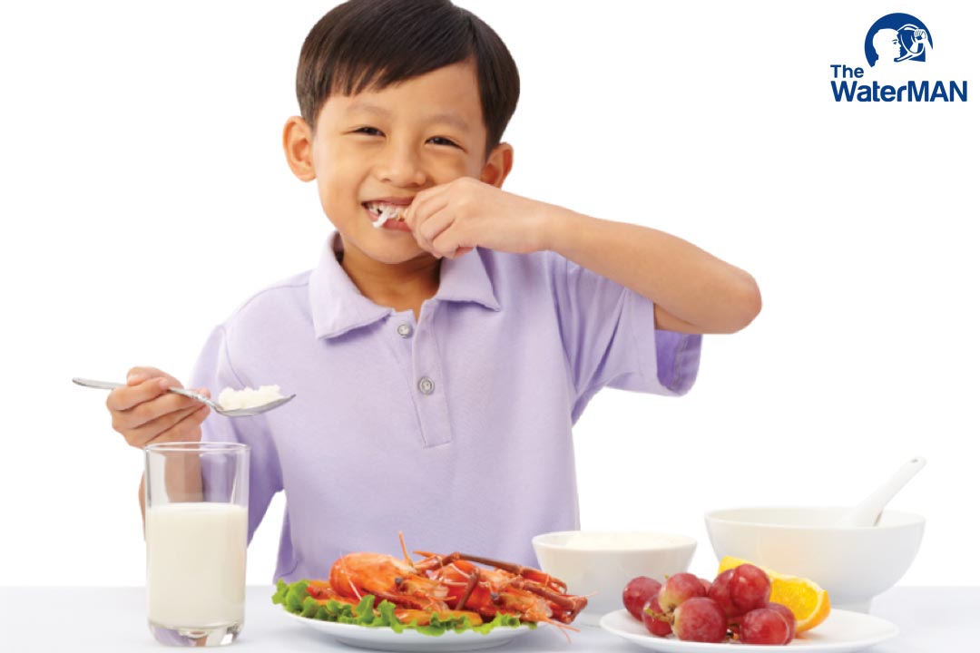 Cha mẹ nên cân đối chế độ dinh dưỡng kết hợp luyện tập cho con trẻ