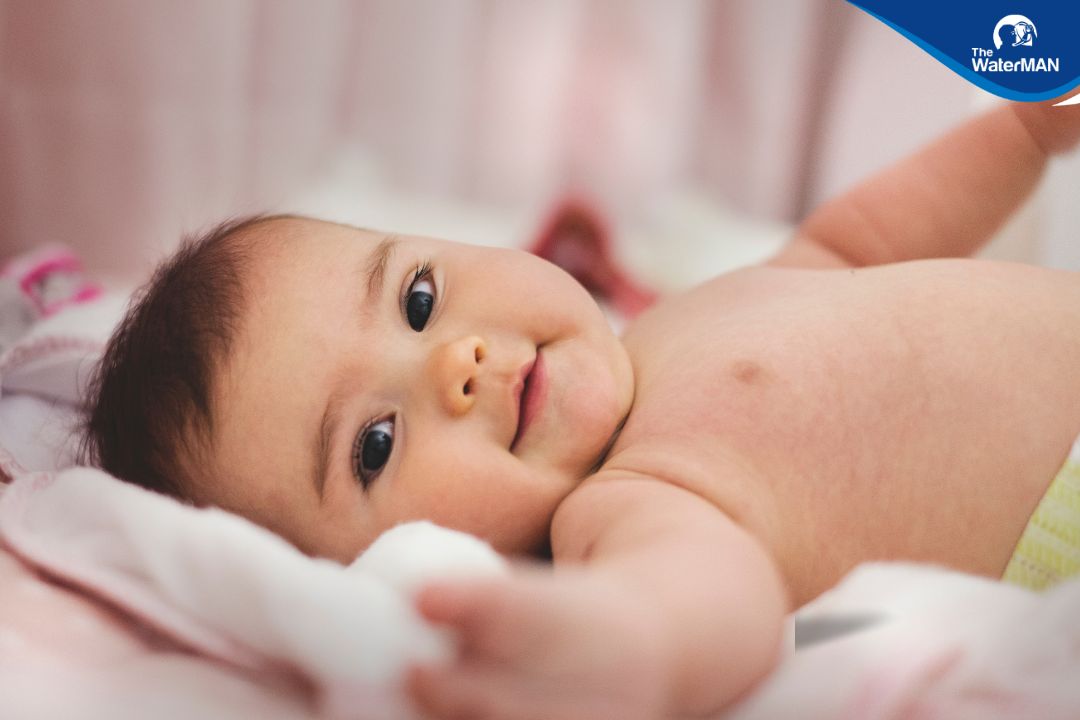 Các chuyên gia cChăm sóc trẻ sơ sinh không đơn thuần chỉ cho bé ăn đúng giờ, ngủ đúng lúc mà mẹ còn cần giúp bé có sự vận động cơ thể phù hợpho rằng bé sơ sinh dưới 1 tuổi cần dành thật nhiều thời gian cho các hoạt động toàn thân