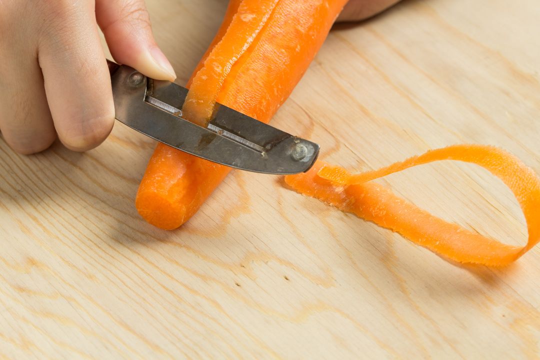 Gọt vỏ cà rốt