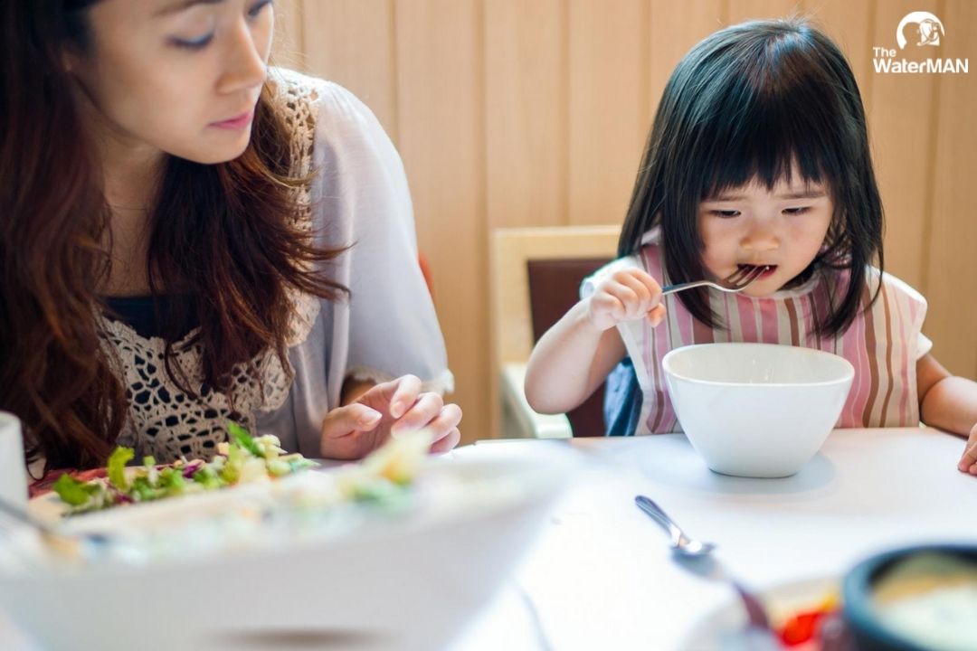 Lời động viên của bố mẹ sẽ giúp con trẻ ăn nhiều hơn