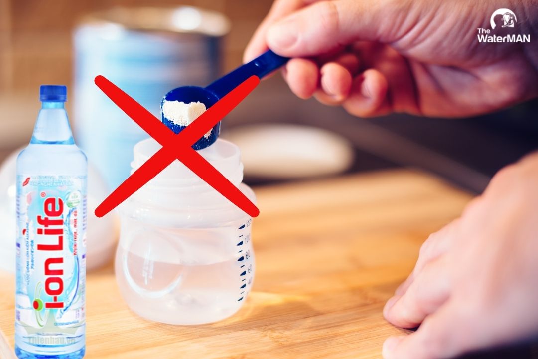 Không nên dùng nước kiềm để pha sữa cho bé
