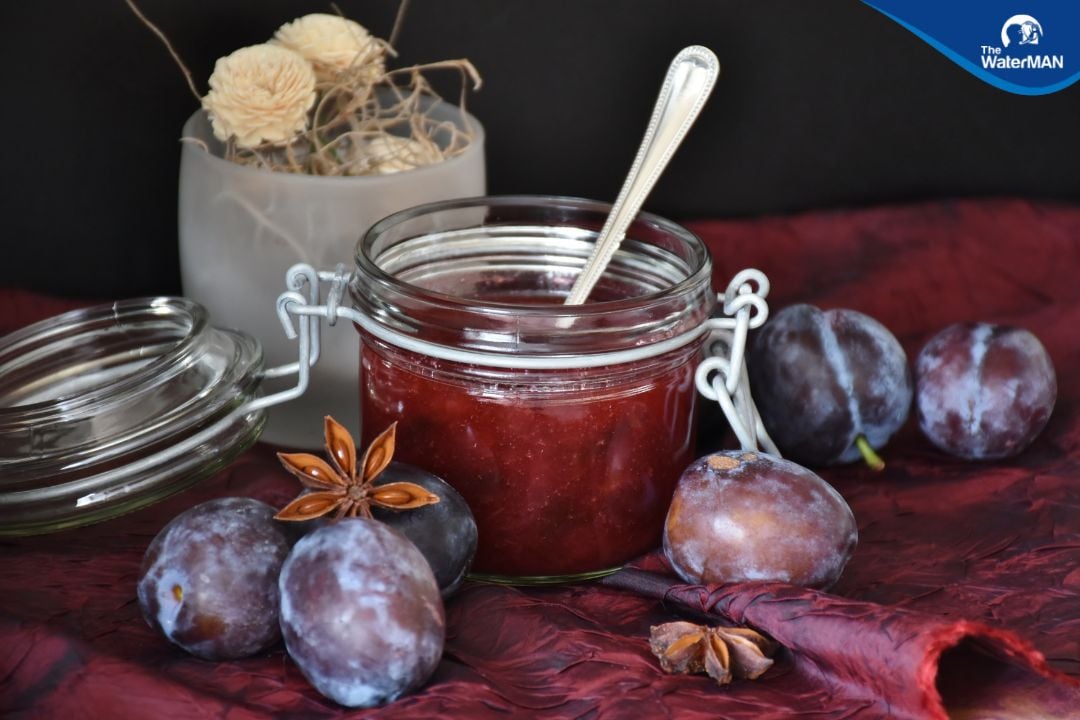Rửa mận sạch trước khi ngâm