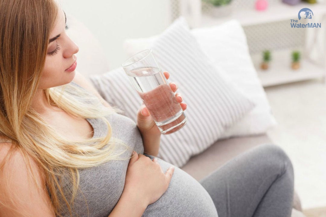 Nước tinh khiết quan trọng với mẹ bầu cả trước trong và sau thai kì
