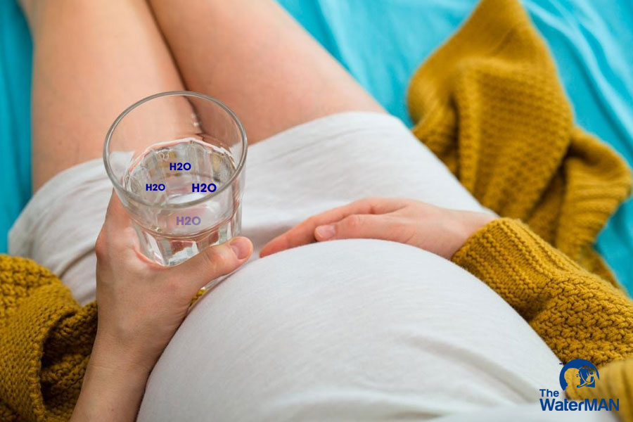 Nước tinh khiết là thức uống hỗ trợ cân bằng môi trường chất lỏng bên trong cơ thể mẹ bầu