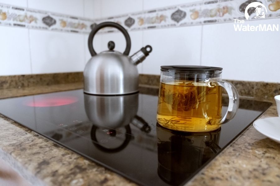Ngâm trà olong với nước tinh khiết đun sôi trong vòng 10 phút