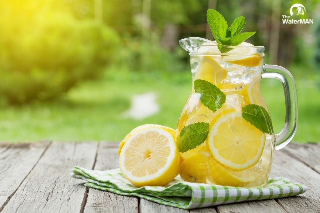 Nước chanh chứa nhiều vitamin C hỗ trợ làm giảm huyết áp