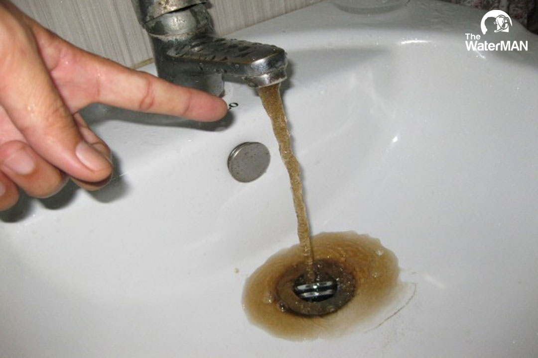 Nước nhiễm Mangan thường xuất hiện cặn đen đáy thành thành bình chứa