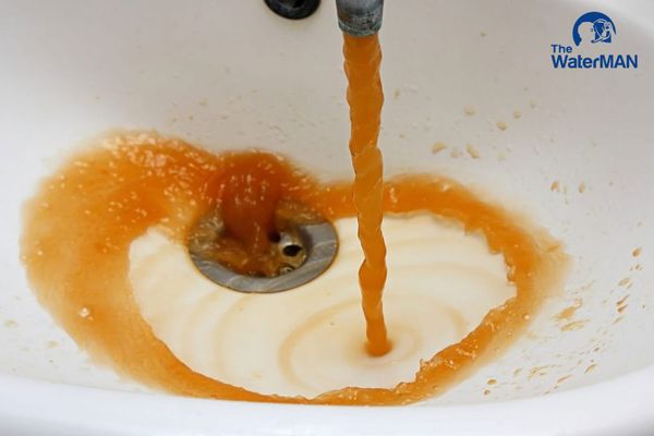 Nước nhiễm phèn thường có màu vàng gạch, ùi tanh, vị chua