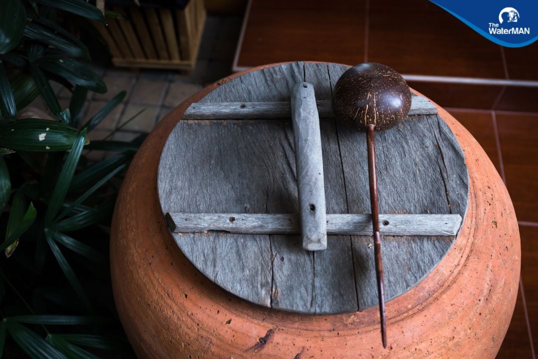 Nước sinh hoạt nhiễm bẩn thường có màu, mùi lạ