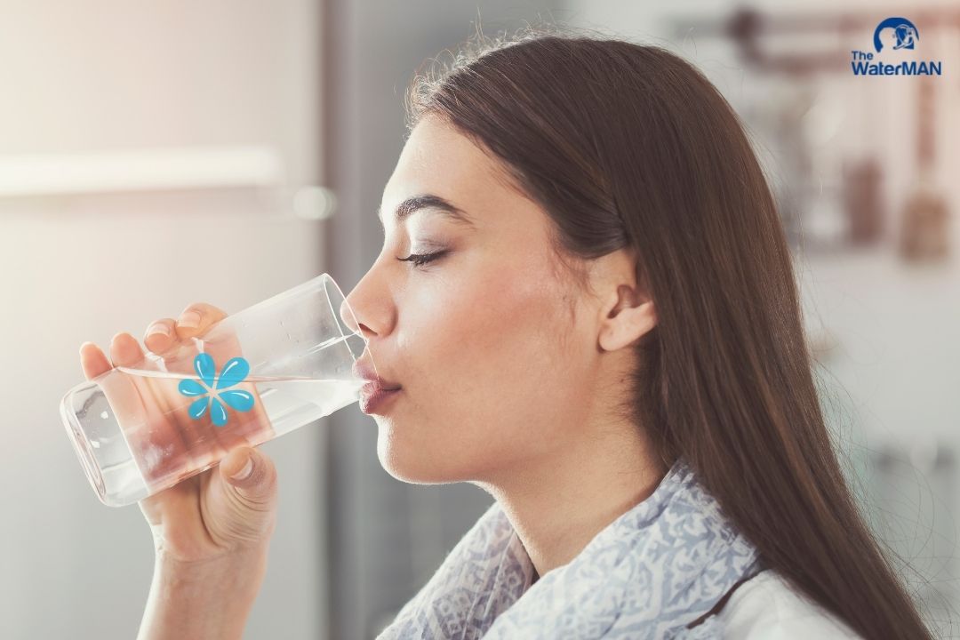 Uống đủ nước hỗ trợ quá trình lưu thông máu, tăng cường đề kháng cho cơ thể