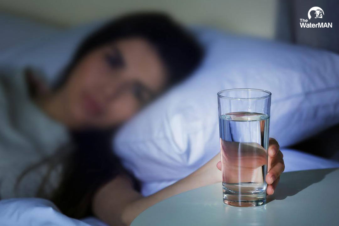 200ml trước khi ngủ 1h đồng hồ là lượng nước lý tưởng giúp cơ thể tránh tình trạng mất nước cả đêm