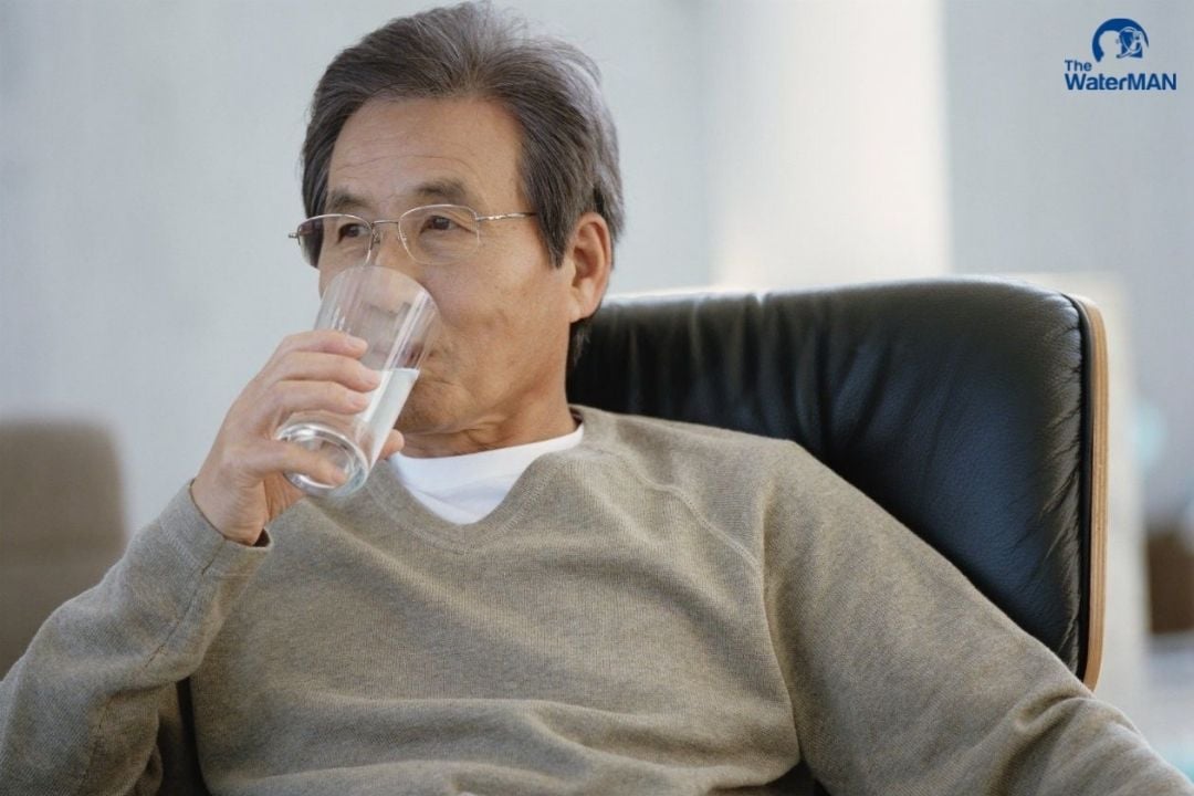 Người già nên uống nước tinh khiết để giảm nguy cơ thừa khoáng, sỏi thận