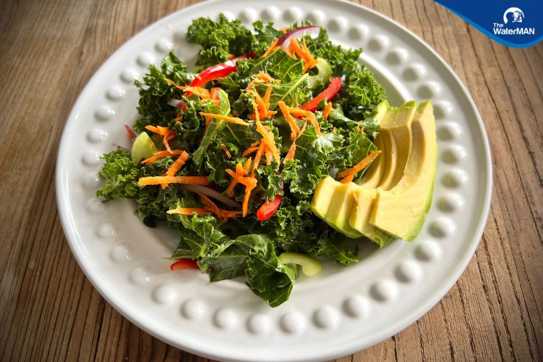 Salad cải kale và quả bơ