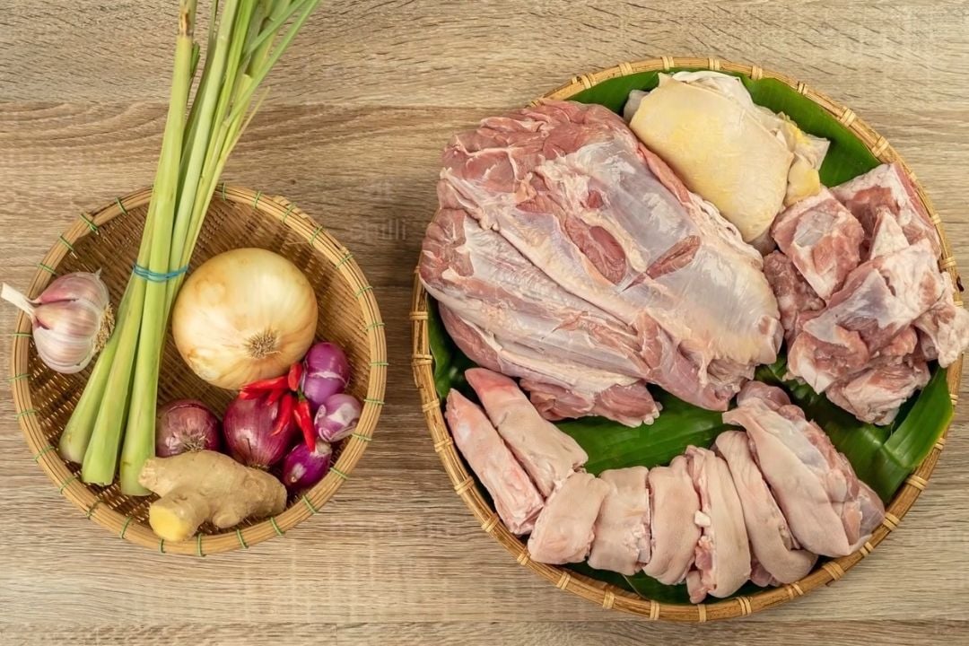 Sơ chế nguyên liệu nấu bún bò