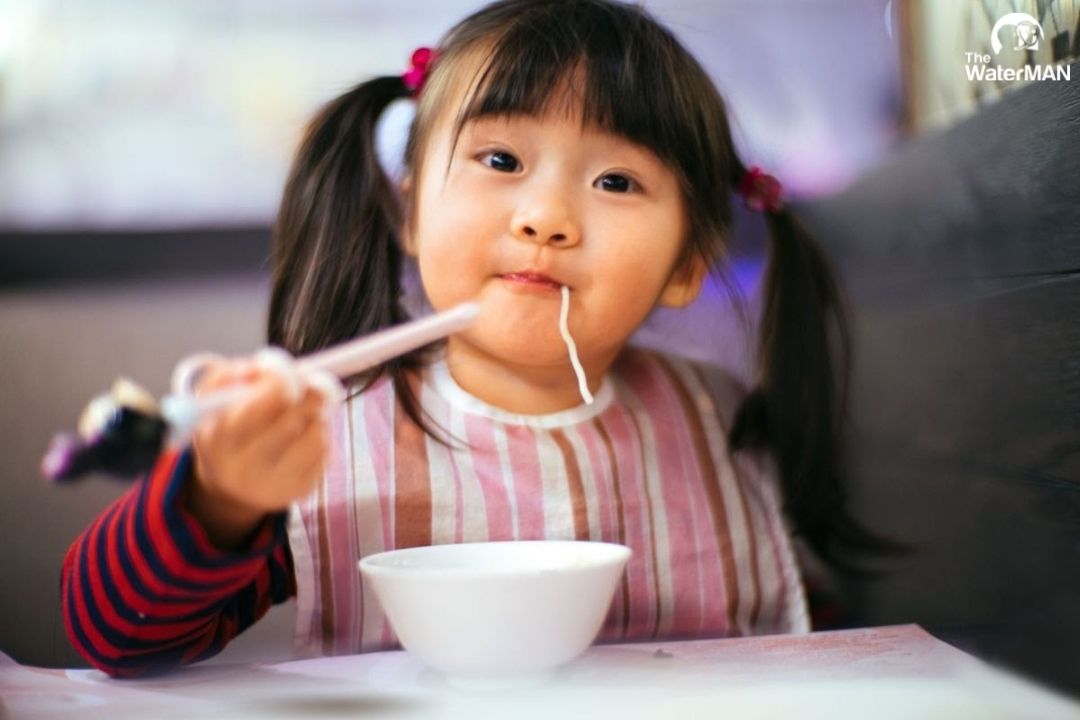 Để trẻ tự ăn giúp trẻ thích thú hơn, vui hơn trong quá trình dùng bữa mẹ nấu