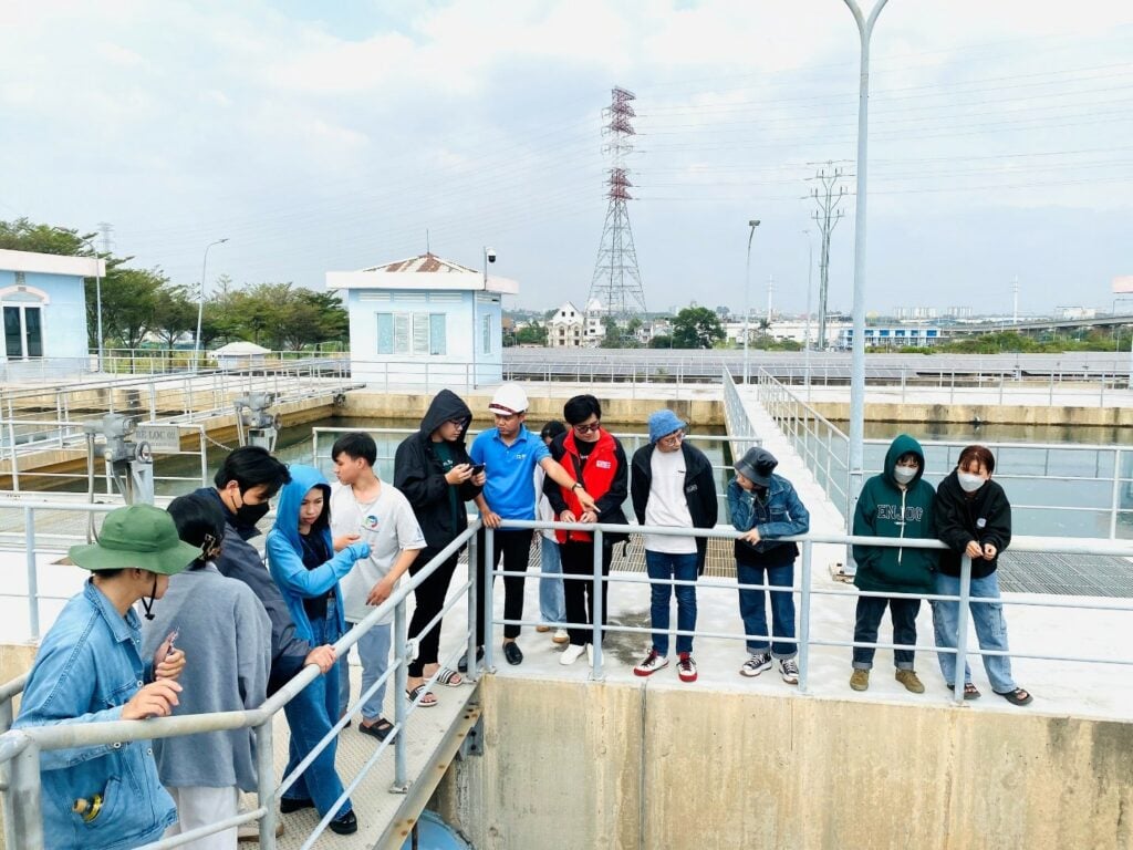 Sinh viên trường Đại học Kiến Trúc TP. HCM tham quan khu xử lý nước