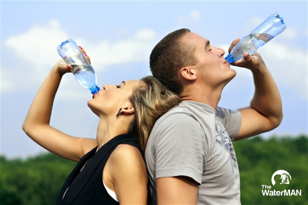 Uống nước tinh khiết mỗi ngày giúp bạn tươi tắn và khỏe mạnh hơn.