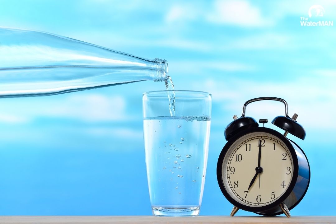 Nên duy trì lịch trình uống nước thay vì chờ khát