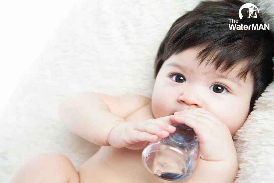 Nên cho trẻ uống nước tinh khiết thay vì nước khoáng