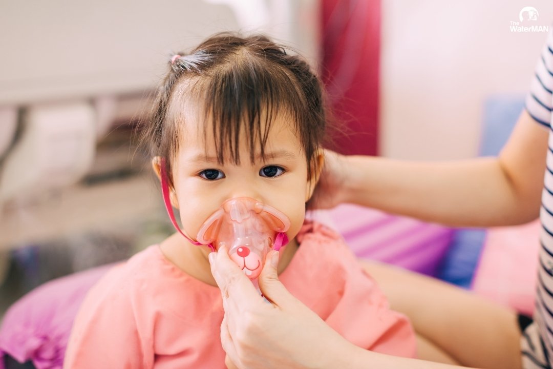 Khi dùng nước lê chưng trị ho cho bé, bố mẹ có thể pha loãng với nước tinh khiết