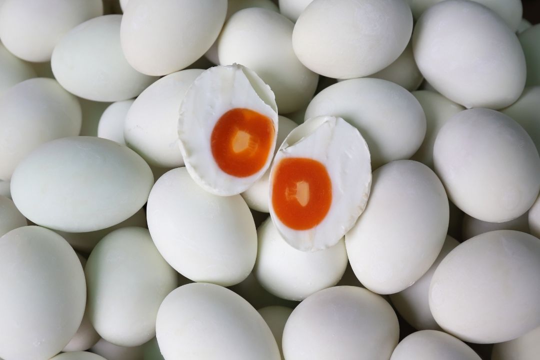 Cách chọn trứng muối ngon