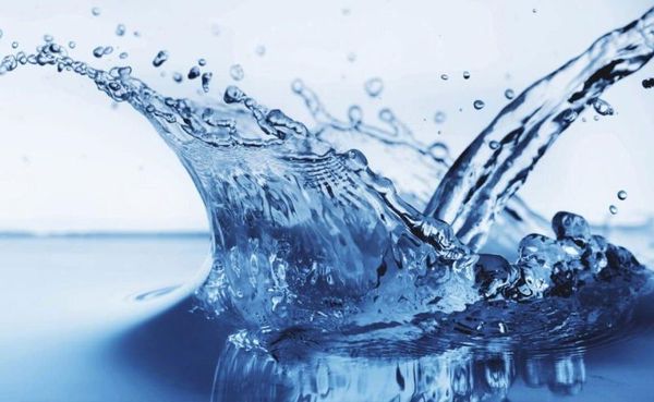 Nước tinh khiết hoàn toàn không chứa tạp chất 