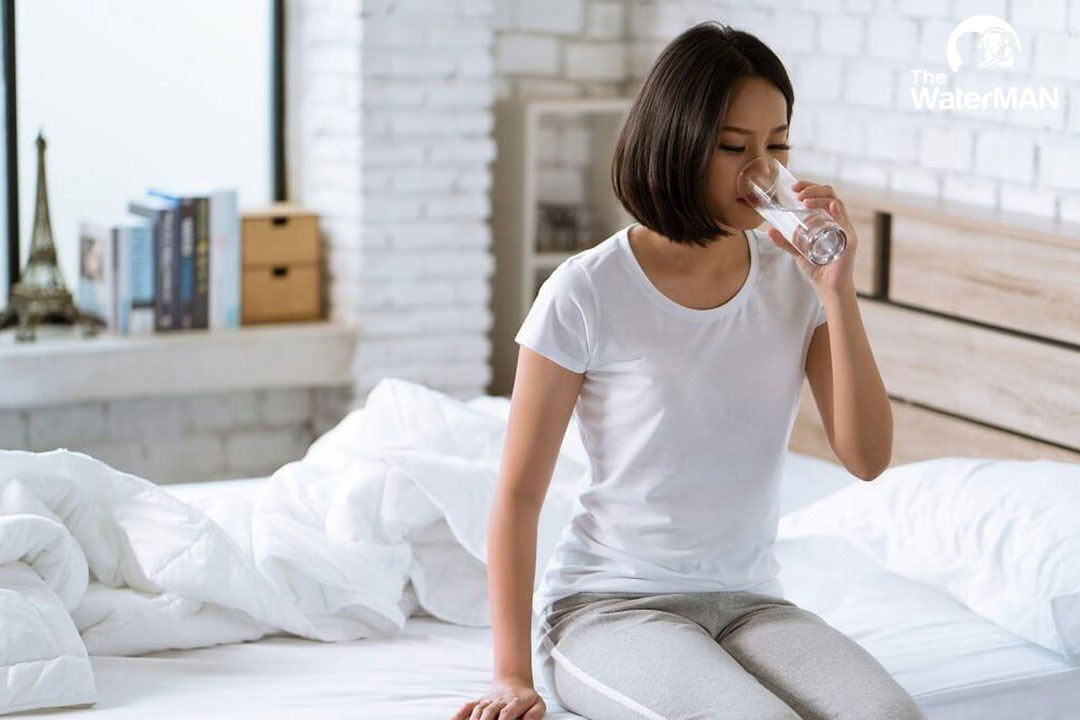 Uống nước sau khi ngủ dậy giúp cơ thể loại bỏ độc tố