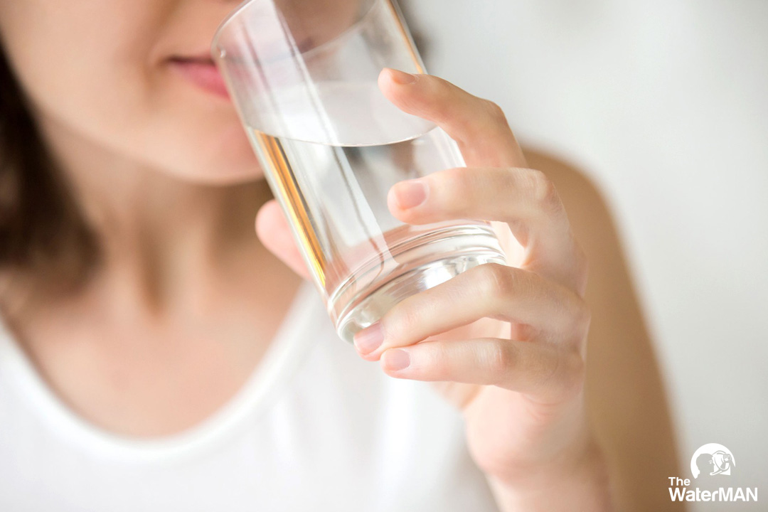 Uống quá nhiều nước một lúc tạo áp suất lớn lên thành dạ dày, thêm gánh nặng cho gan và thận