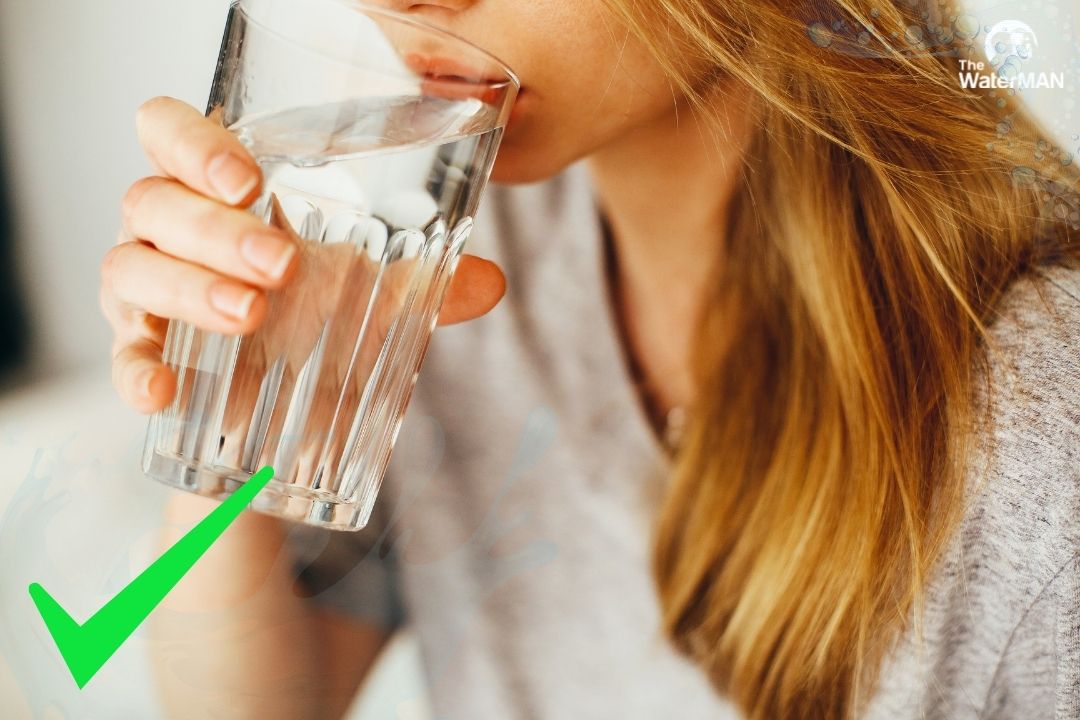Bạn nên uống nước đều đặn, chia nhỏ để uống trong nhiều thời điểm trong ngày