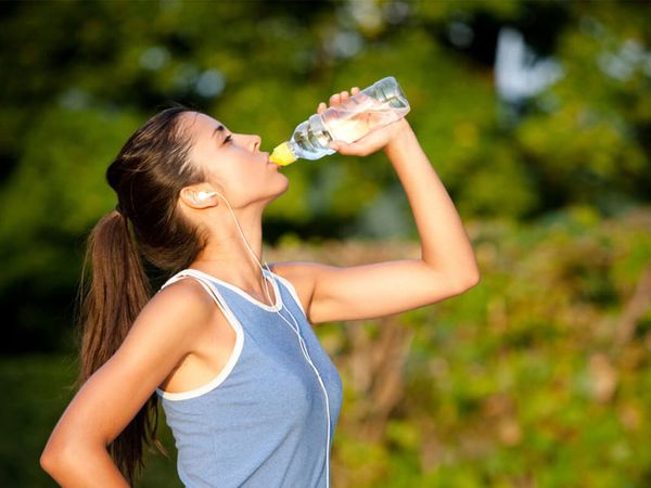 Trước khi tập luyện, tùy thuộc vào điều kiện môi trường và nhu cầu cơ thể, bạn cần bổ sung lượng nước phù hợp