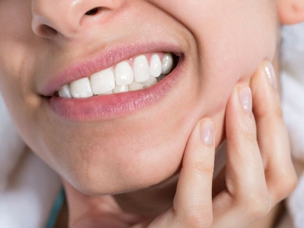 Uống nước lạnh làm cho các triệu chứng ê buốt răng trở nên trầm trọng hơn