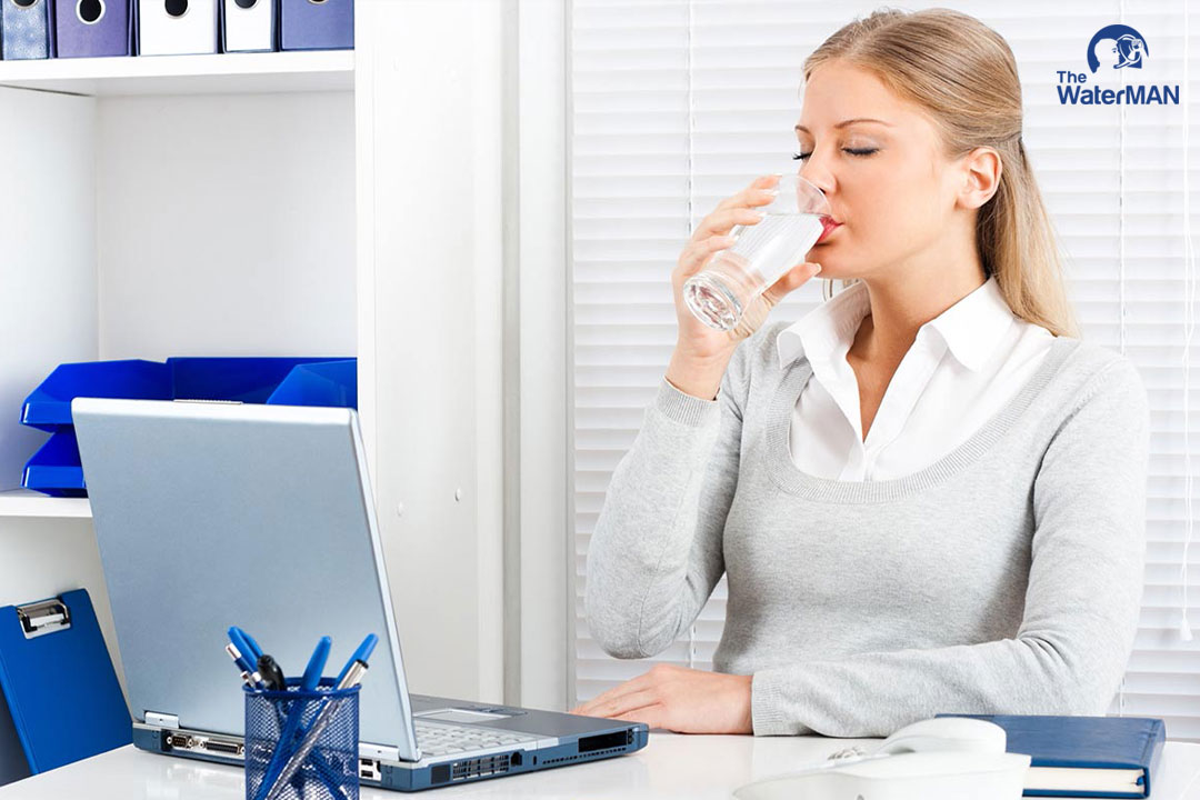 Uống nước tinh khiết là phương pháp thải độc hiệu quả người làm văn phòng nên biết