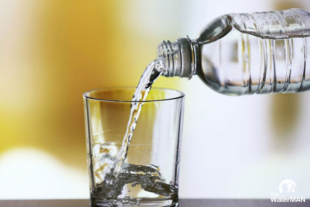 Nên uống nước xem kẽ uống bia rượu để giảm nồng độ cồn trong cơ thể và làm chậm lại quá trình mất nước