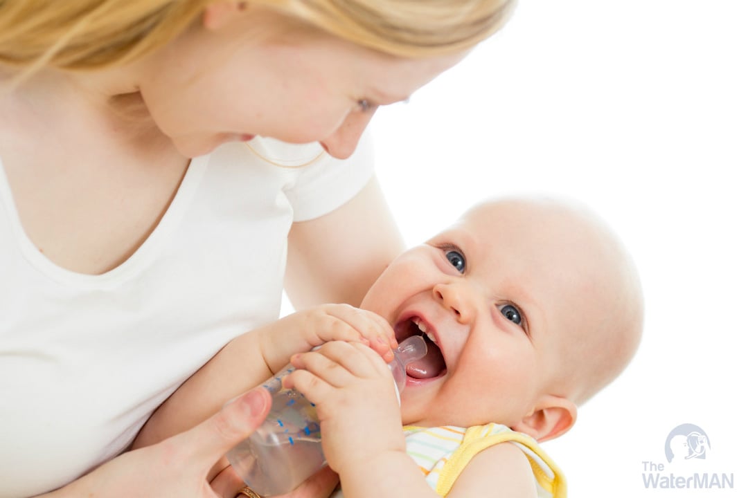 Nước uống cần thiết cho bé trong trao đổi chất, tuần hoàn máu, bài tiết chất thải và độc tố
