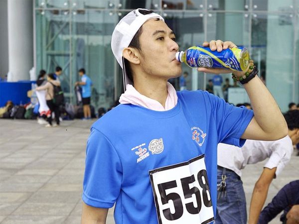 Các vận động viên nên chủ động uống nước một cách phù hợp kể cả khi chưa cảm thấy khát