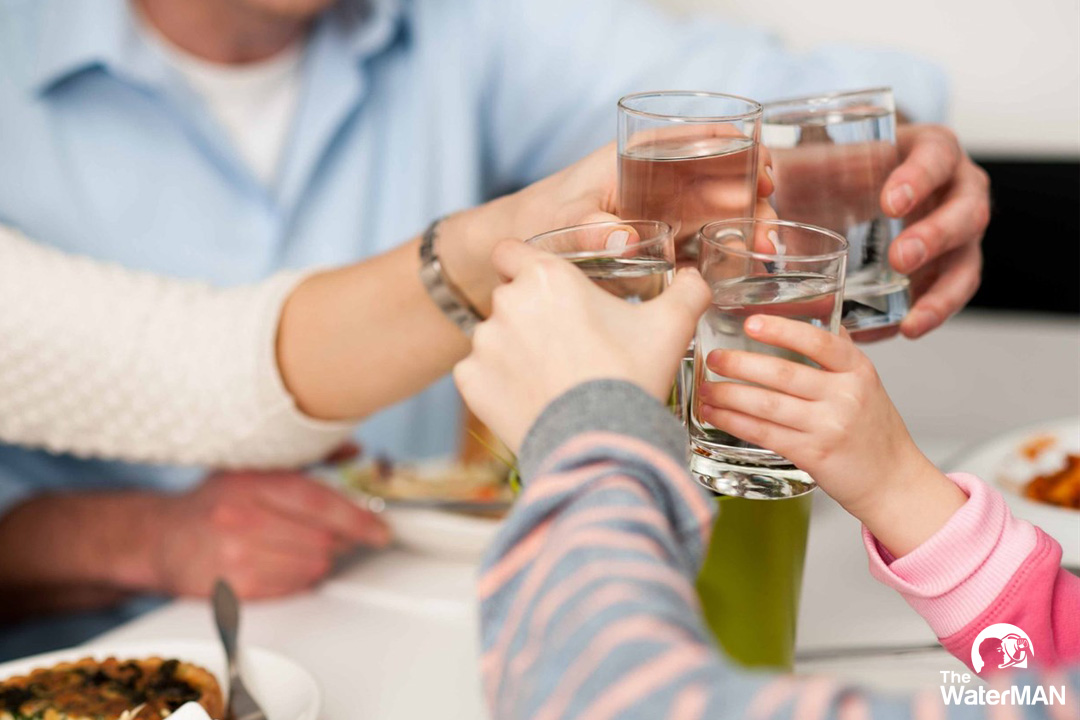 Uống quá nhiều nước trong bữa ăn sẽ làm gián đoạn quá trình tiêu hóa và hấp thụ thức ăn