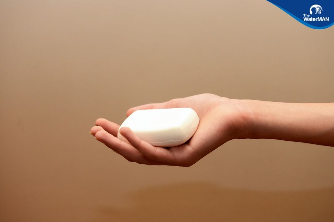 Sử dụng xà phòng từ nước biển để rửa mặt hoặc tắm.