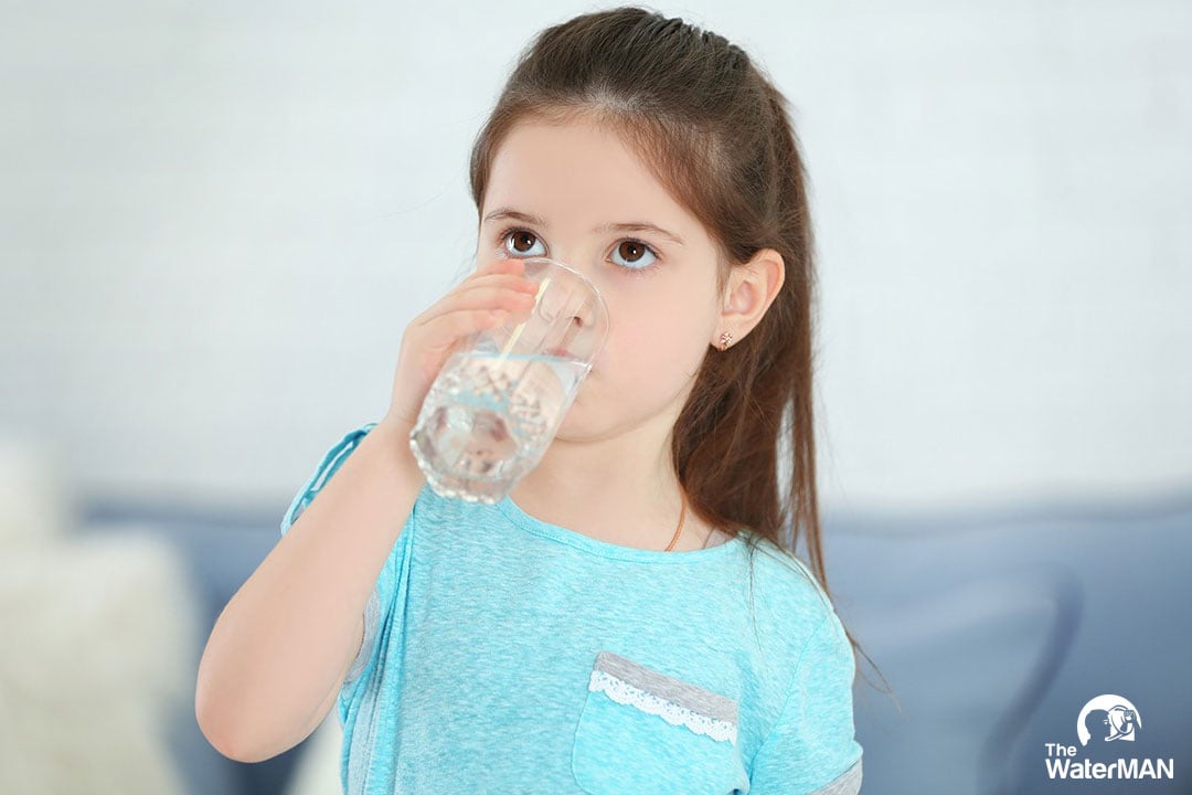 Bố mẹ nên rèn luyện cho con thói quen uống nước theo thời gian biểu