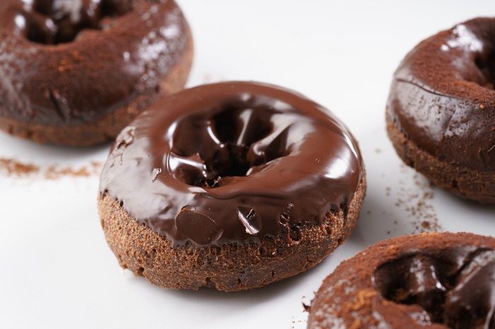 Hai Công Thức Làm Bánh Donut Socola Đậm Vị & Cách Ăn Giữ Dáng