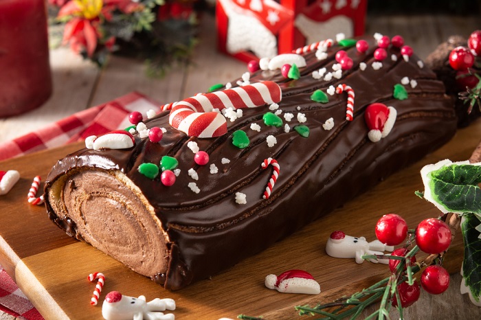 Bánh phủ socola hình khúc gỗ dịp Giáng sinh.
