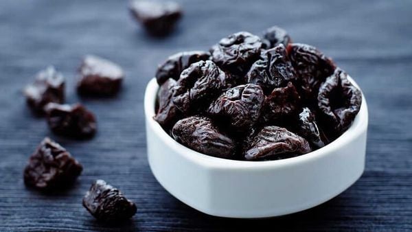 15 loại thực phẩm trị táo bón hiệu quả 6 mận mĩ sấy khô chữa táo bón